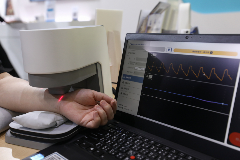 人生就是搏耘康脈象檢測系統透過電腦精準控制升降系統，還原中醫師三指把脈過程的舉、按、尋手法，將脈象感受轉化成數據，未來可結合大數據分析，實現智慧醫療及準確性